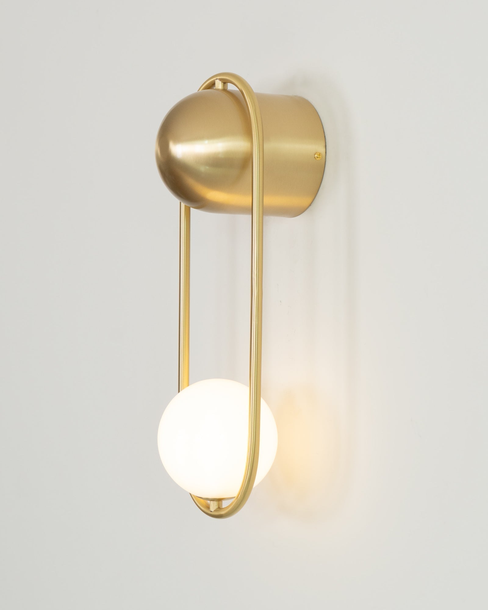 Virelli Applique Murale Cadre en Laiton en Forme de Boucle et Globe en Verre pour Art