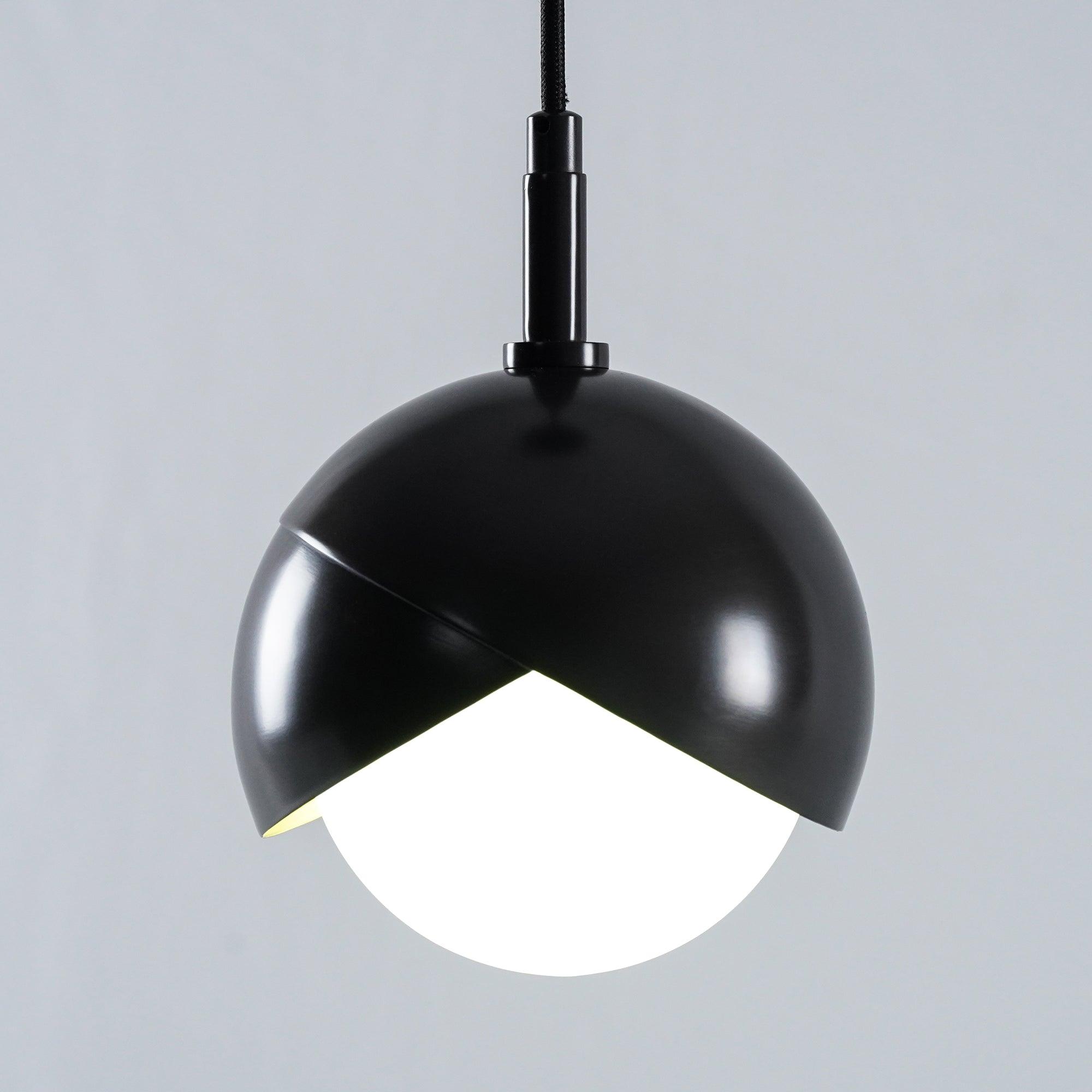 Solara Lampe Suspendue en Laiton Globe Opale Emboîté Moderne