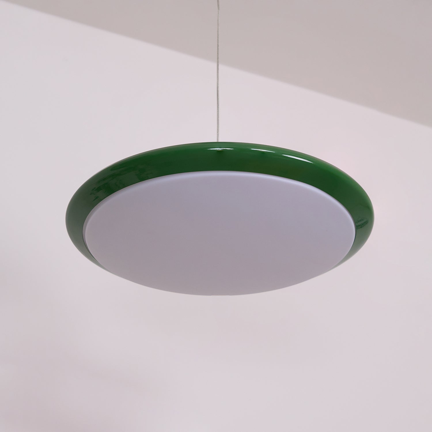 Lustra Suspension Disque Acrylique Blanc Bord Vert Rouge Audacieux