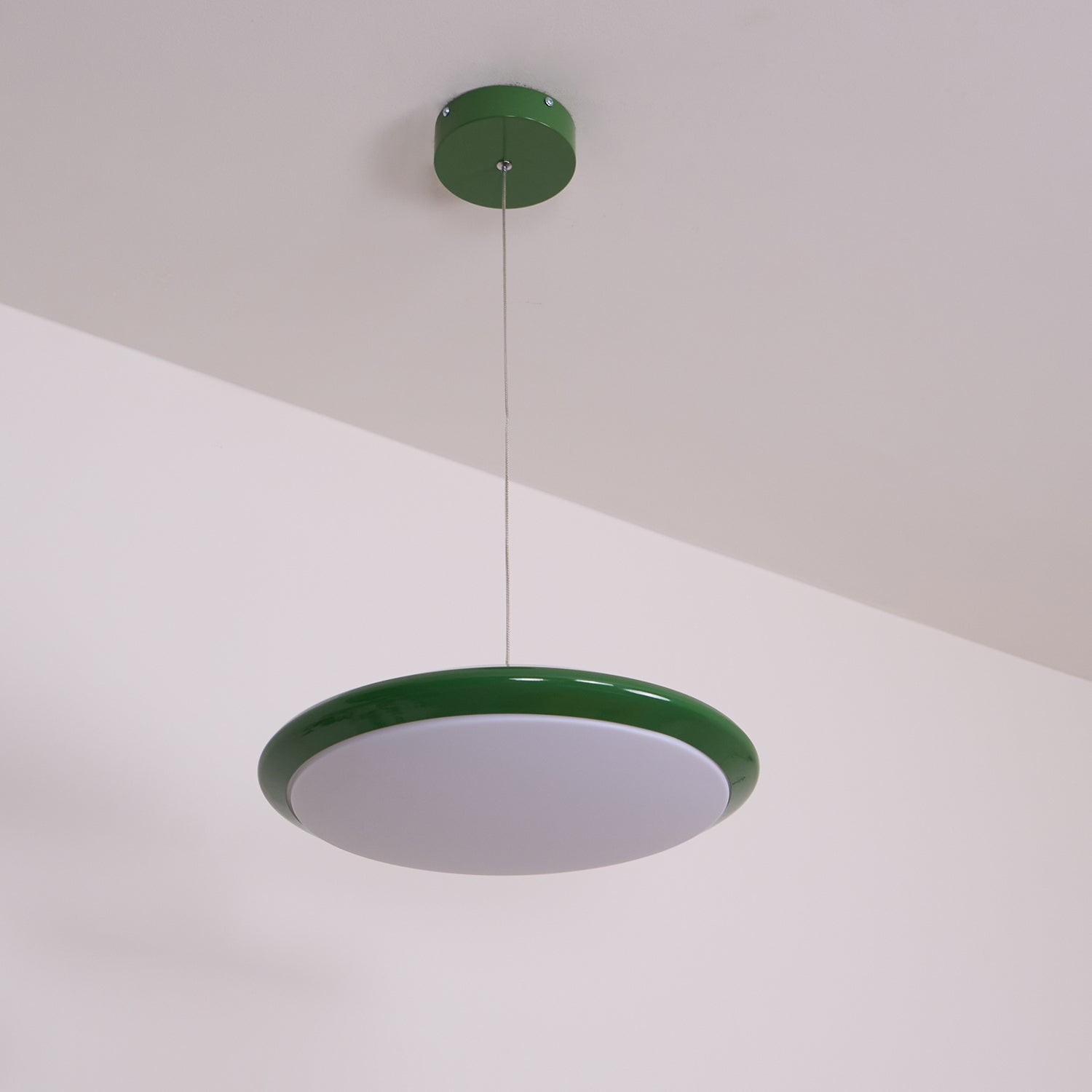 Lustra Suspension Disque Acrylique Blanc Bord Vert Rouge Audacieux
