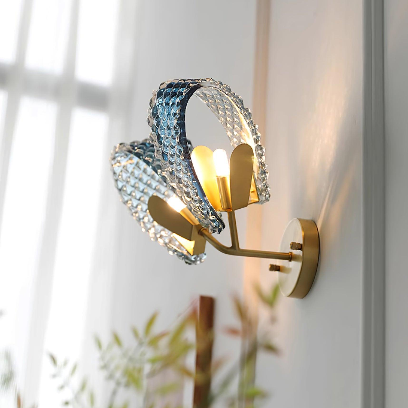 Aira Applique Murale Bleue en Verre Nervuré avec Bras en Laiton, Style Chic et Glamour