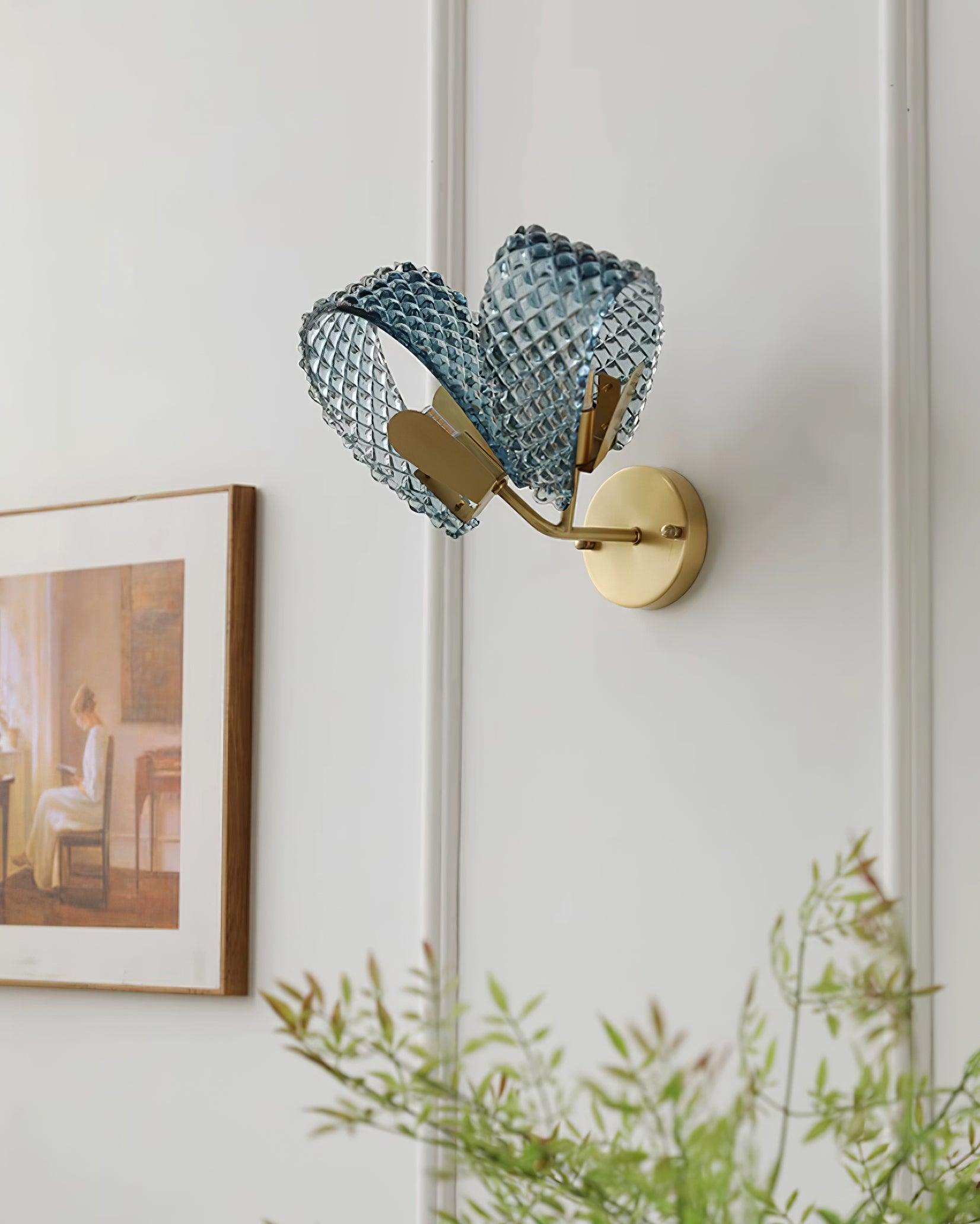 Aira Applique Murale Bleue en Verre Nervuré avec Bras en Laiton, Style Chic et Glamour