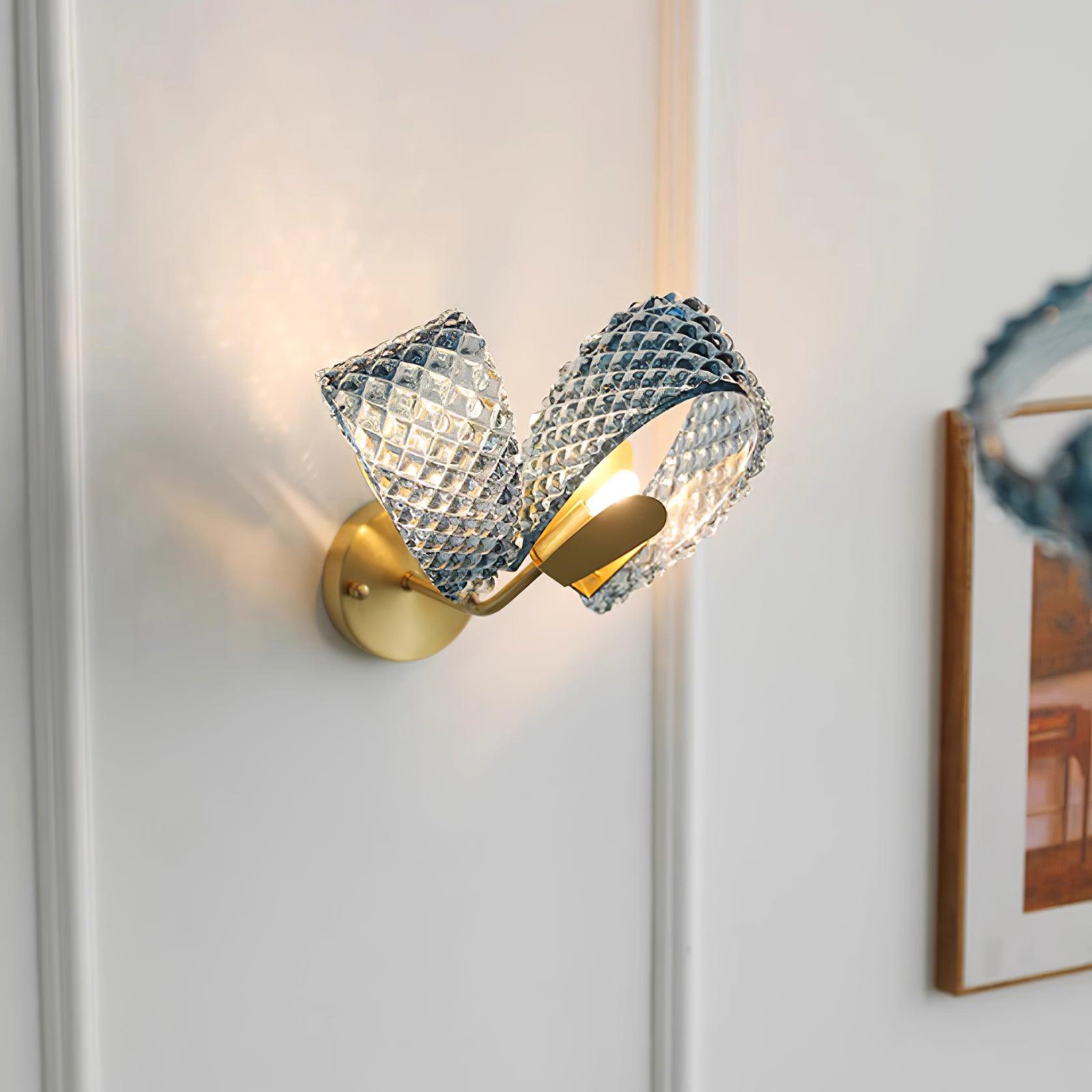 Aira Applique Murale Bleue en Verre Nervuré avec Bras en Laiton, Style Chic et Glamour