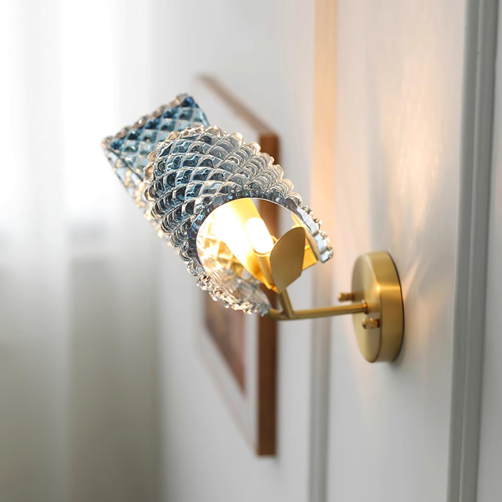 Aira Applique Murale Bleue en Verre Nervuré avec Bras en Laiton, Style Chic et Glamour