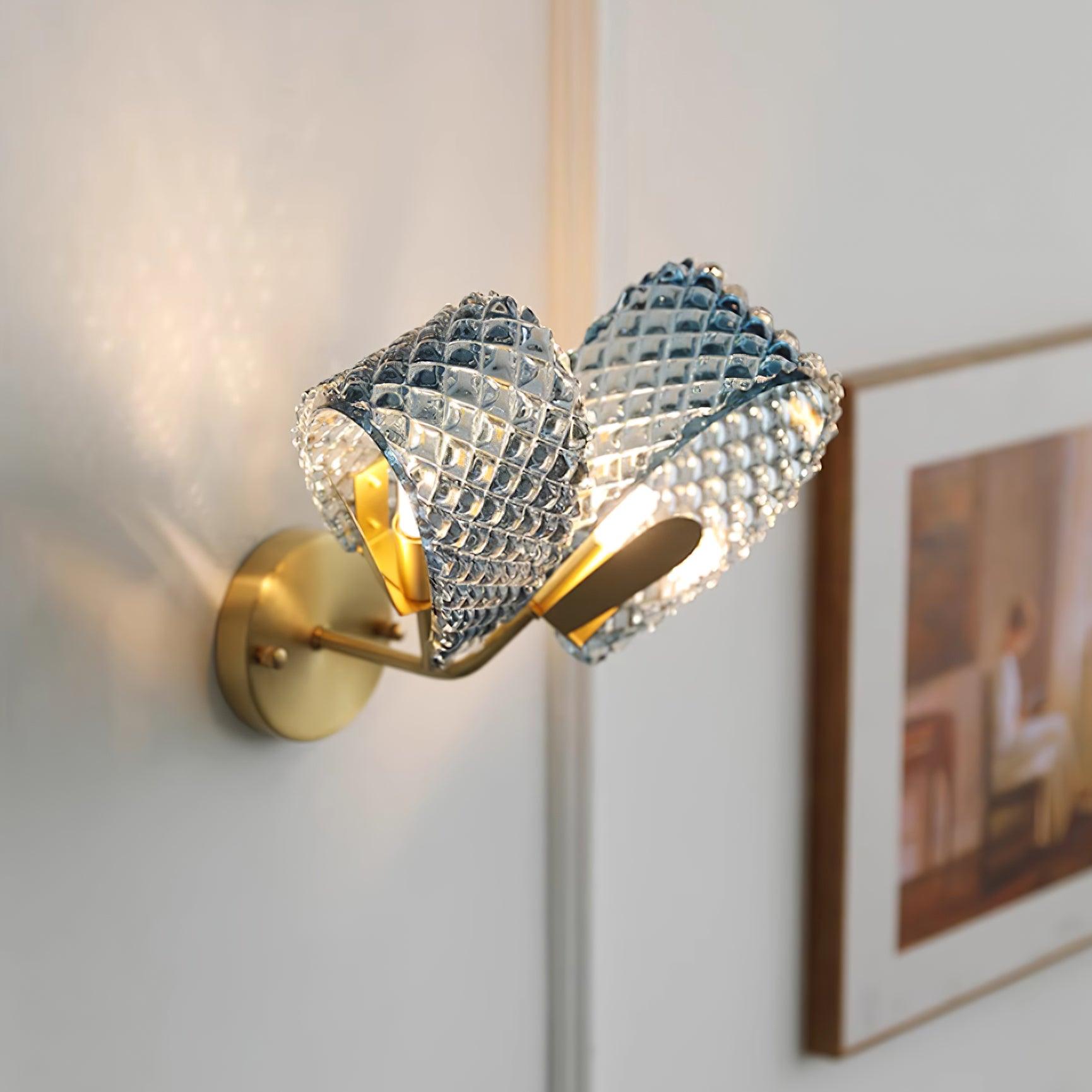 Aira Applique Murale Bleue en Verre Nervuré avec Bras en Laiton, Style Chic et Glamour