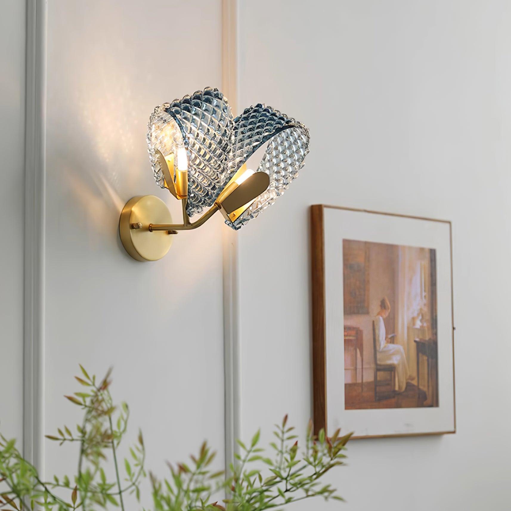 Aira Applique Murale Bleue en Verre Nervuré avec Bras en Laiton, Style Chic et Glamour