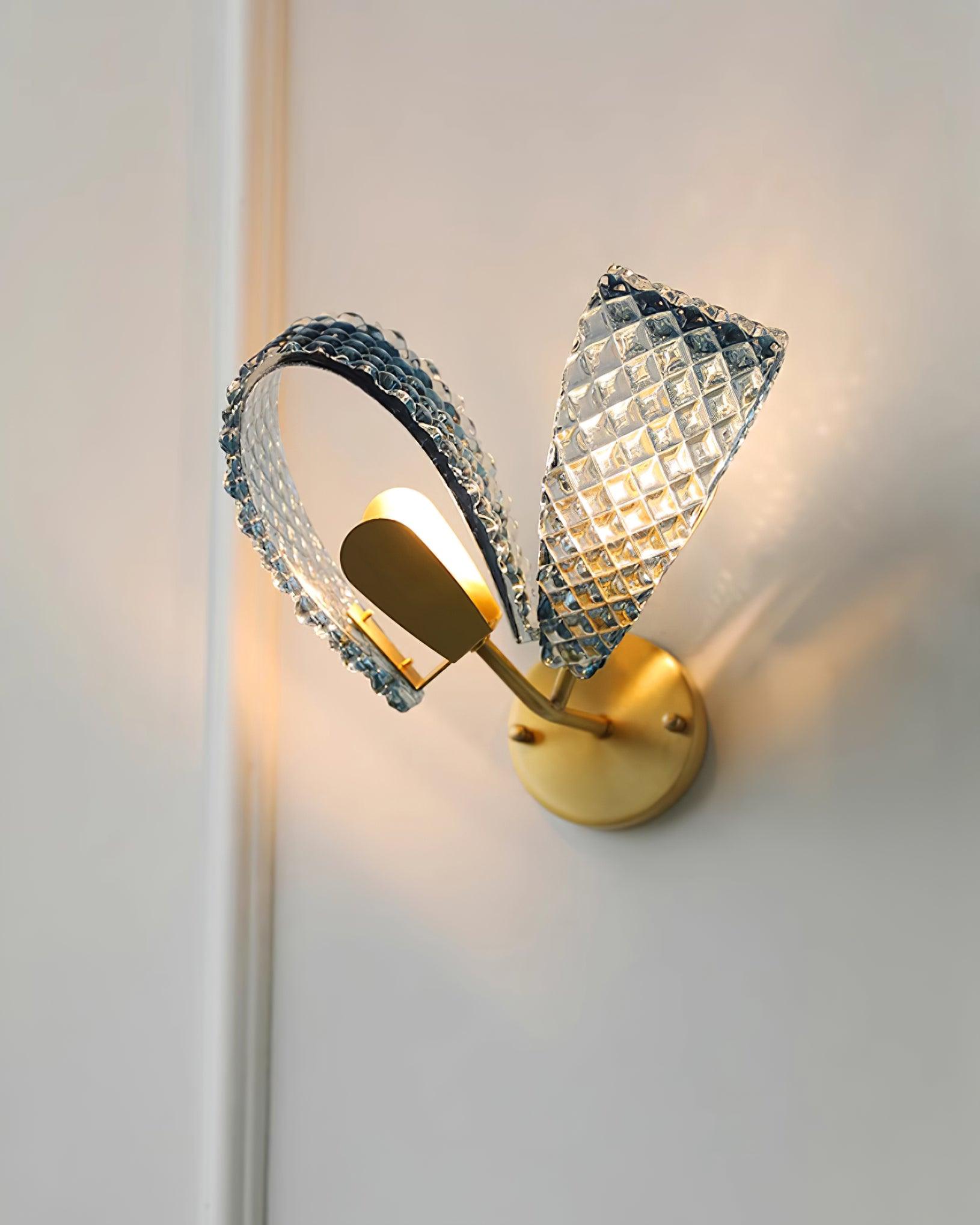 Aira Applique Murale Bleue en Verre Nervuré avec Bras en Laiton, Style Chic et Glamour