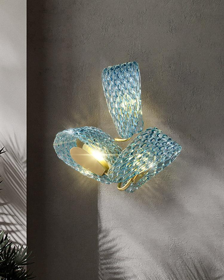 Aira Applique Murale Bleue en Verre Nervuré avec Bras en Laiton, Style Chic et Glamour