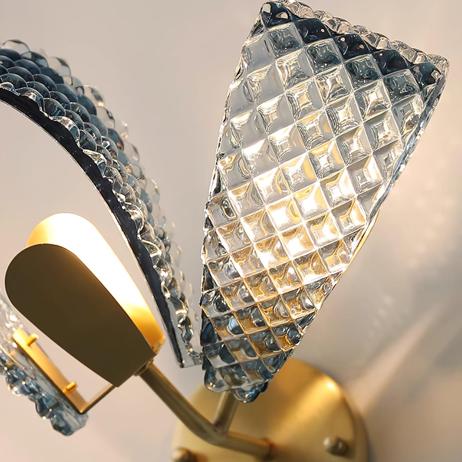 Aira Applique Murale Bleue en Verre Nervuré avec Bras en Laiton, Style Chic et Glamour