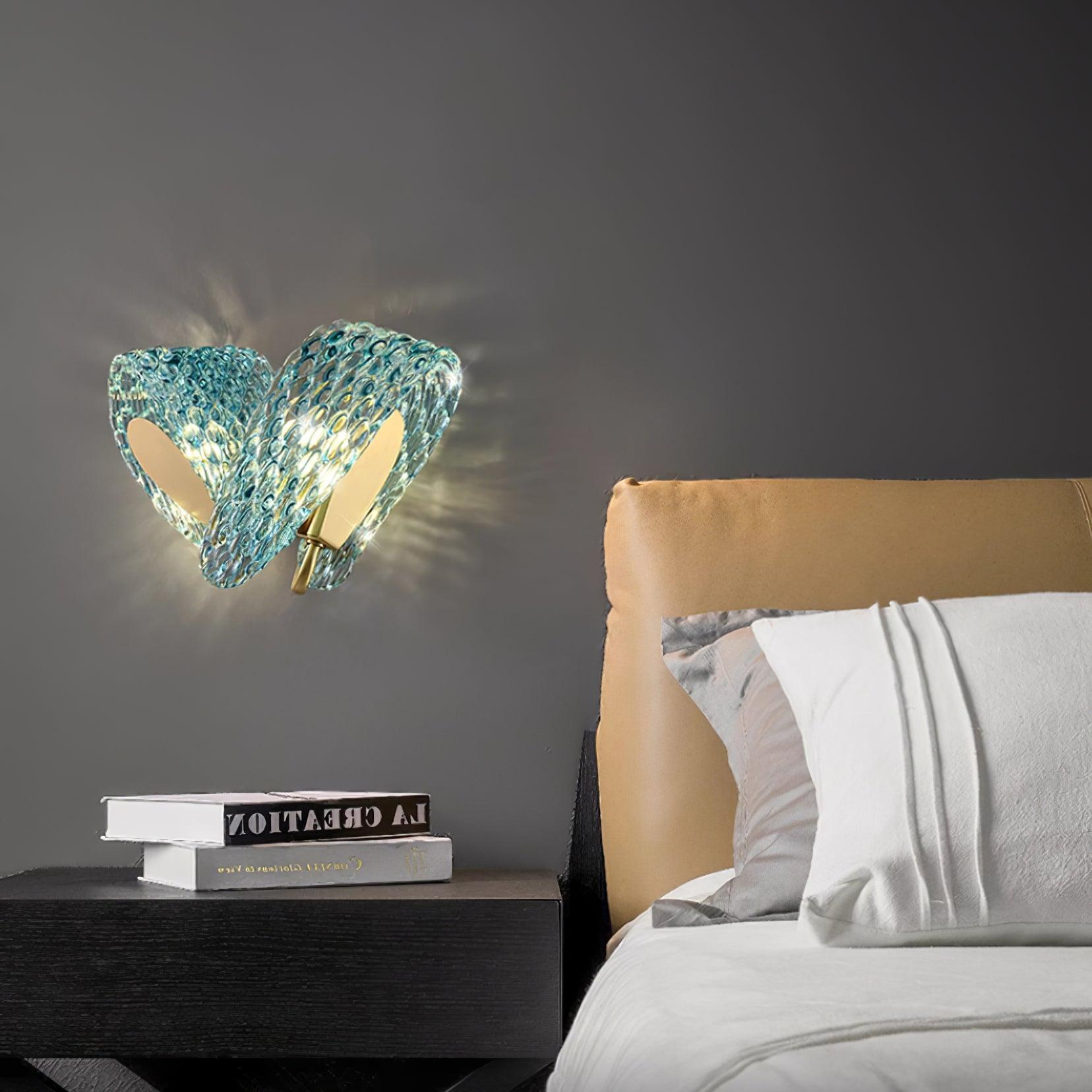 Aira Applique Murale Bleue en Verre Nervuré avec Bras en Laiton, Style Chic et Glamour