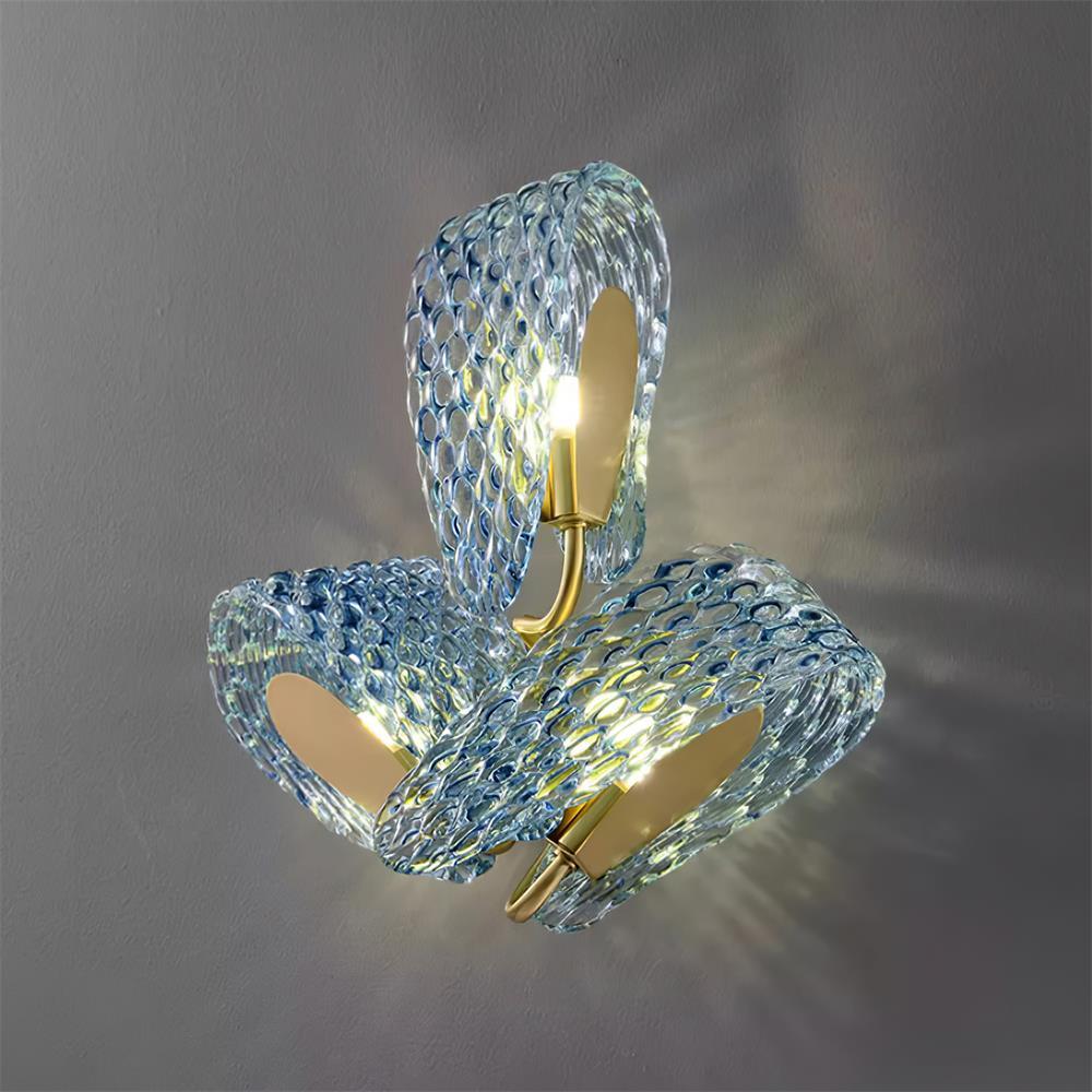 Aira Applique Murale Bleue en Verre Nervuré avec Bras en Laiton, Style Chic et Glamour