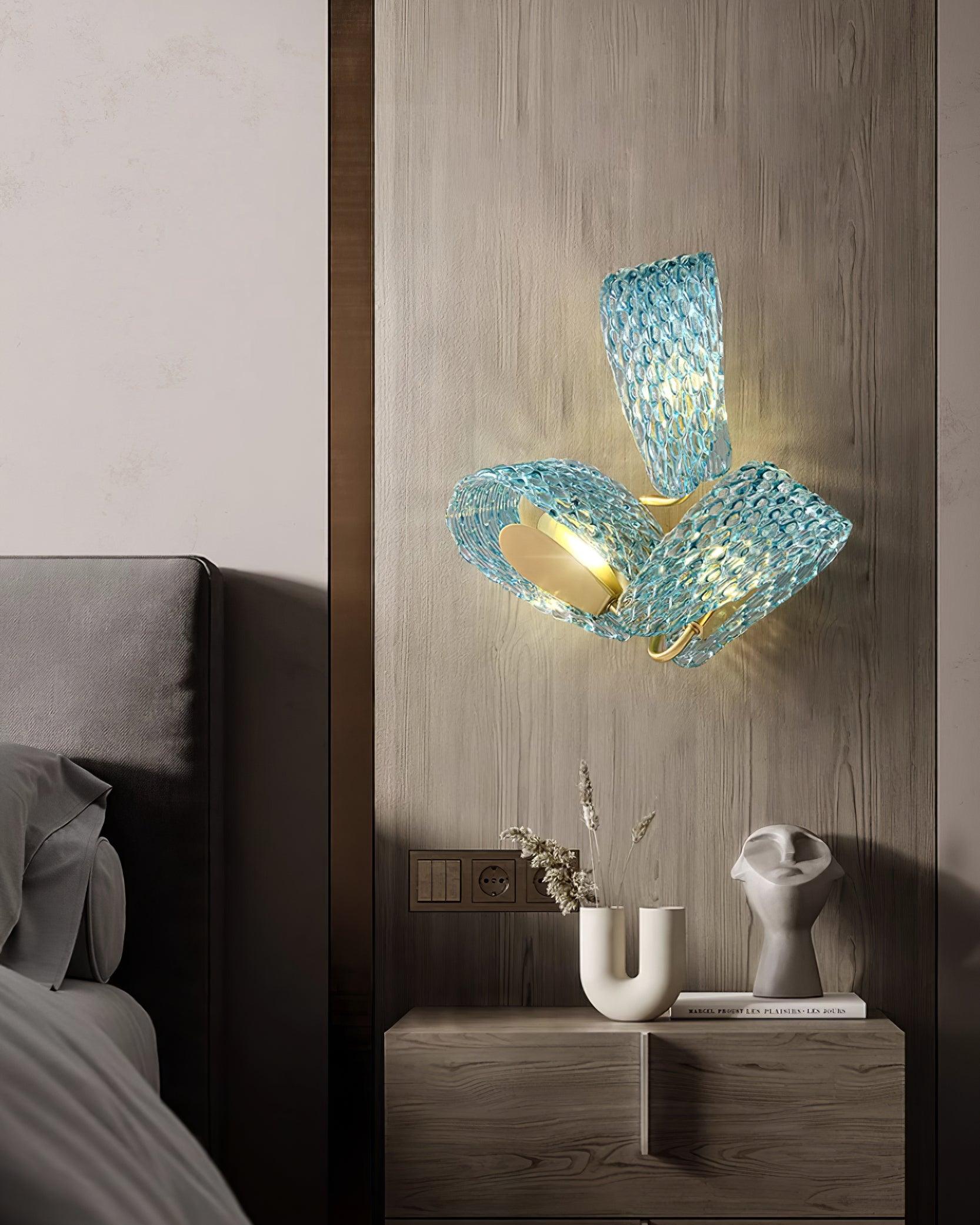 Aira Applique Murale Bleue en Verre Nervuré avec Bras en Laiton, Style Chic et Glamour