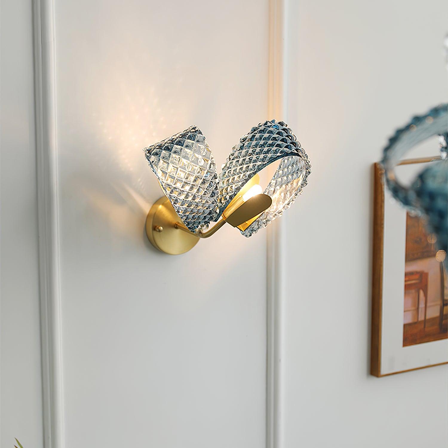 Aira Applique Murale Bleue en Verre Nervuré avec Bras en Laiton, Style Chic et Glamour