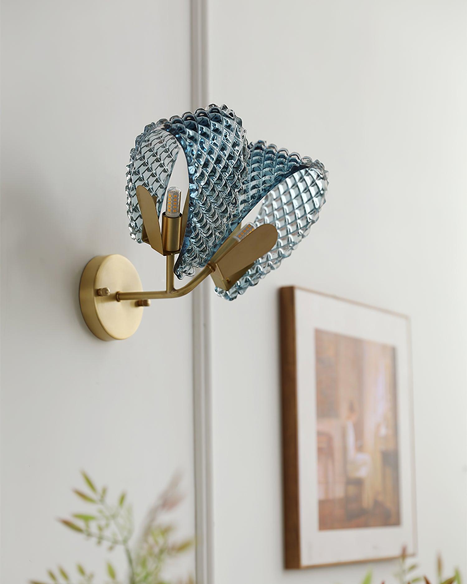 Aira Applique Murale Bleue en Verre Nervuré avec Bras en Laiton, Style Chic et Glamour