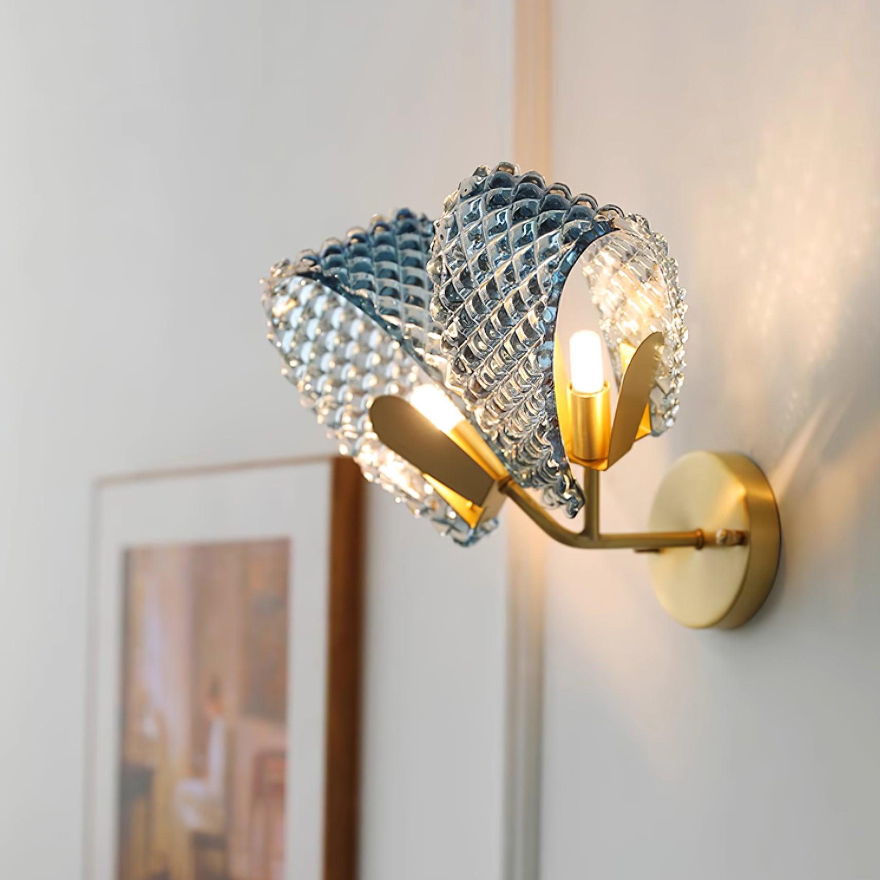 Aira Applique Murale Bleue en Verre Nervuré avec Bras en Laiton, Style Chic et Glamour