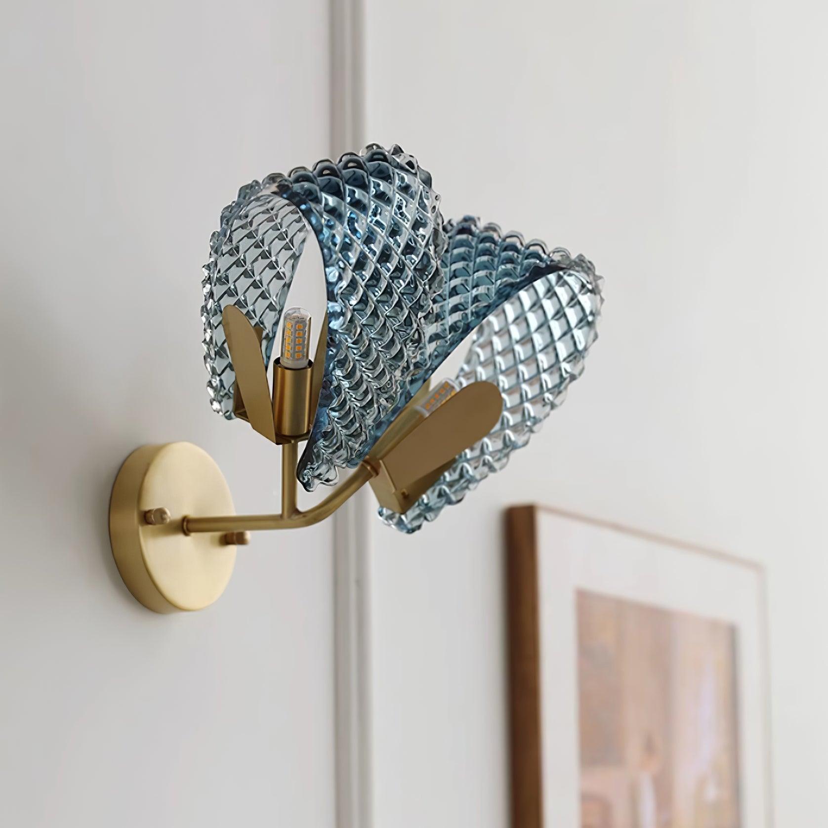 Aira Applique Murale Bleue en Verre Nervuré avec Bras en Laiton, Style Chic et Glamour