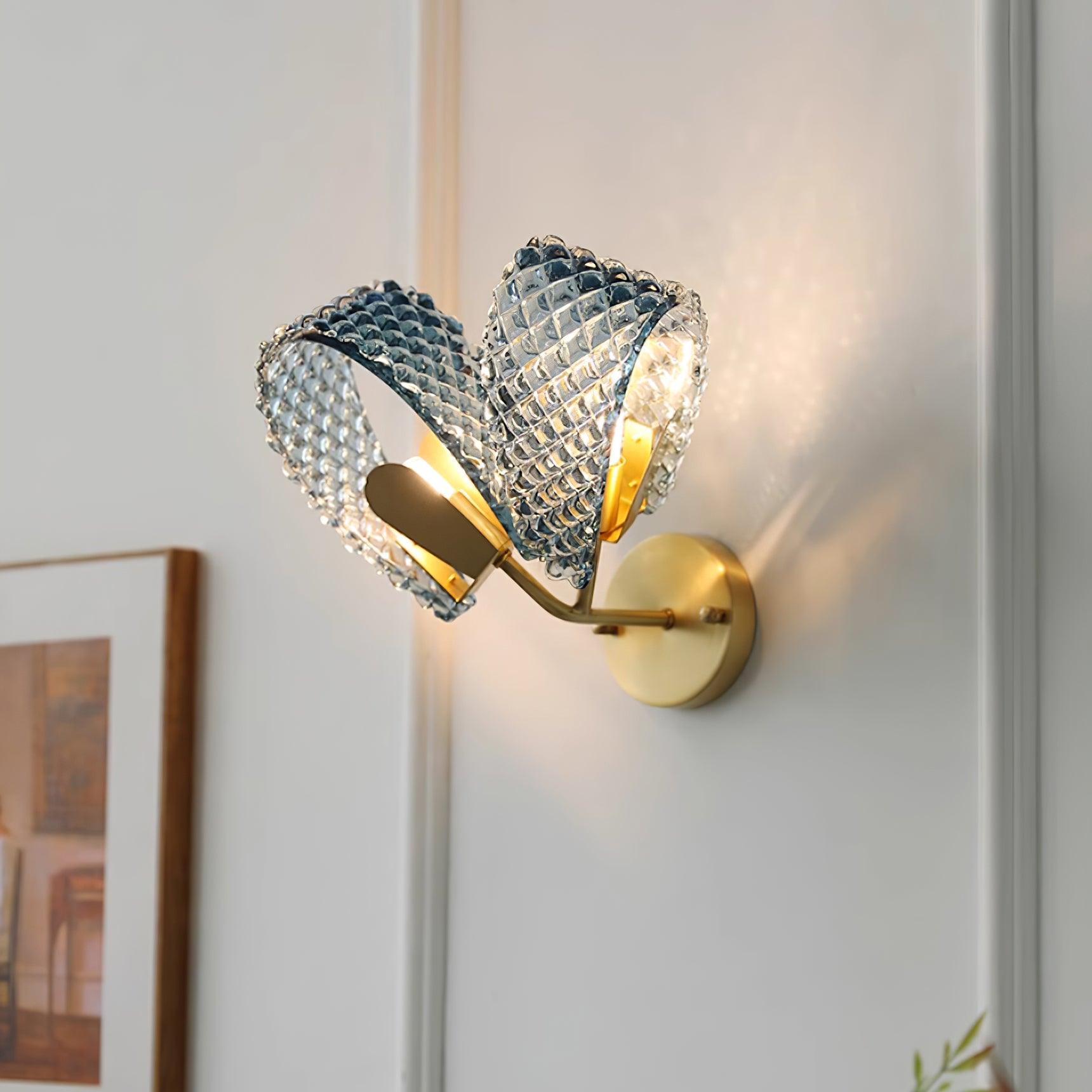 Aira Applique Murale Bleue en Verre Nervuré avec Bras en Laiton, Style Chic et Glamour