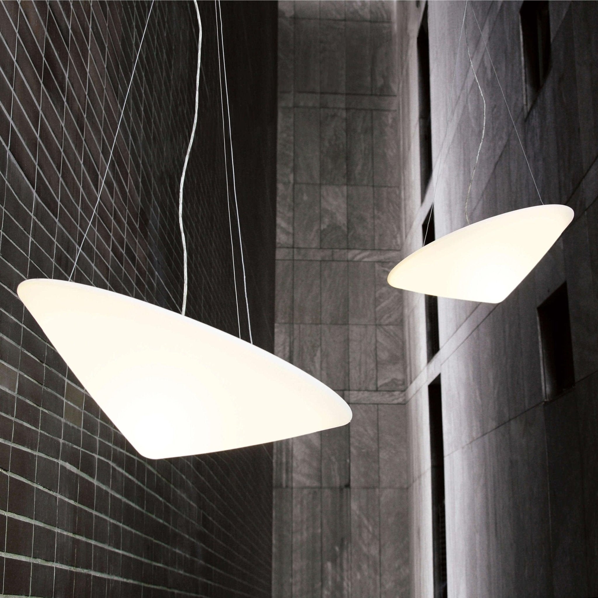 Solara Lampe Suspendue Polyéthylène Chapeau Incliné Minimaliste