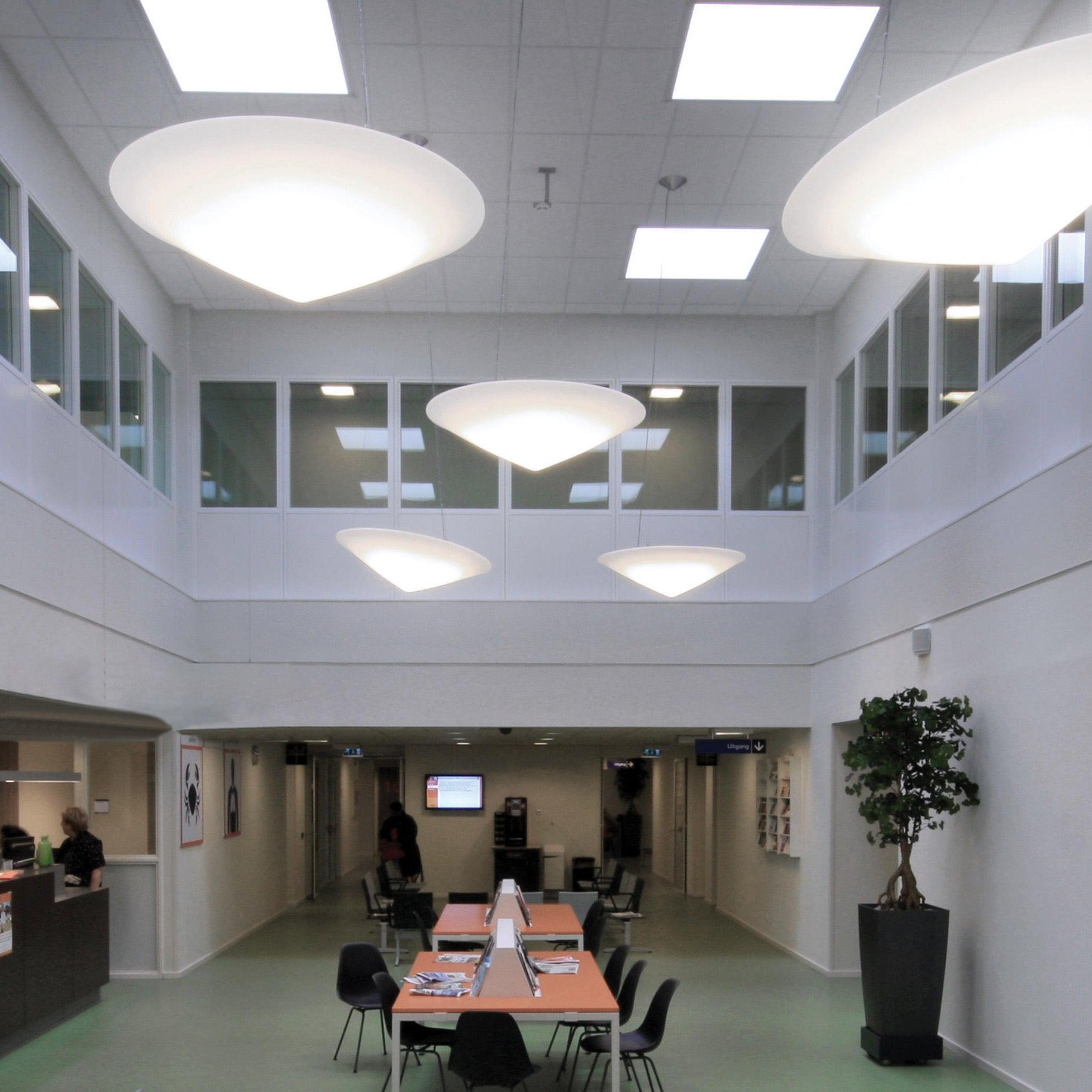 Solara Lampe Suspendue Polyéthylène Chapeau Incliné Minimaliste