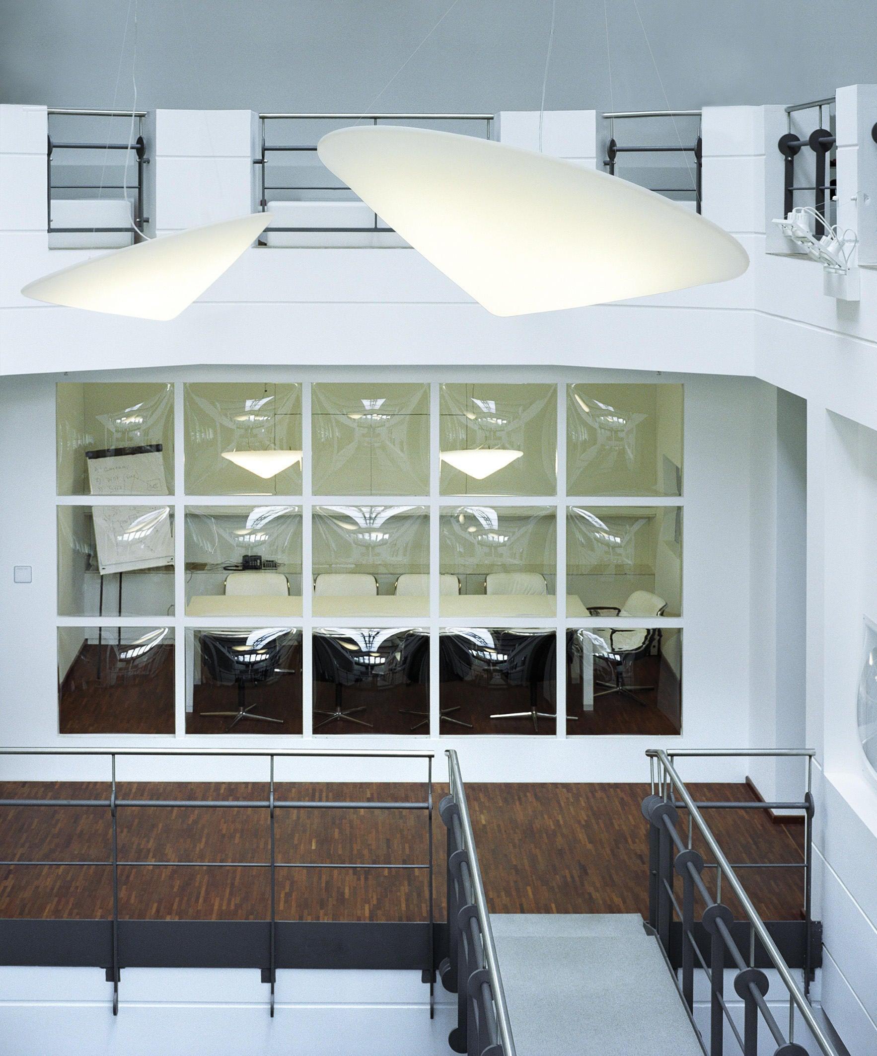 Solara Lampe Suspendue Polyéthylène Chapeau Incliné Minimaliste