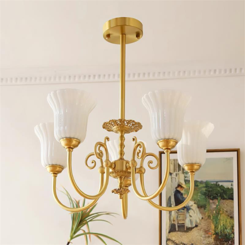 Lustre Avec Bras en Laiton et Abat-jour en Verre Blanc Opulent Luxe
