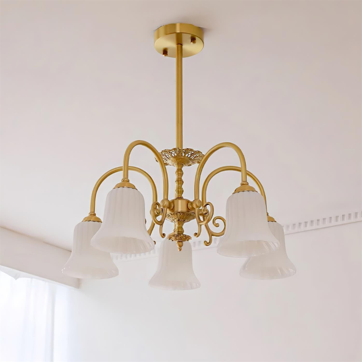Lustre Avec Bras en Laiton et Abat-jour en Verre Blanc Opulent Luxe