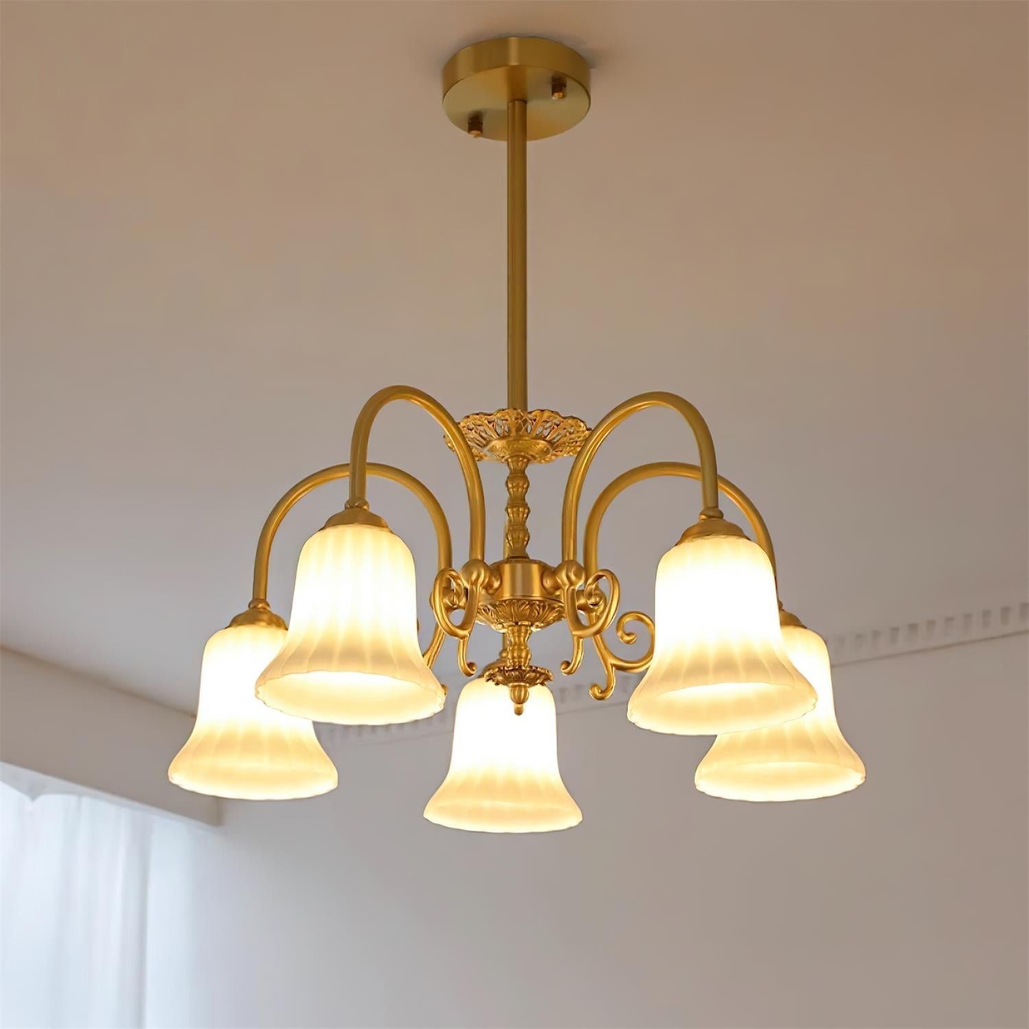 Lustre Avec Bras en Laiton et Abat-jour en Verre Blanc Opulent Luxe