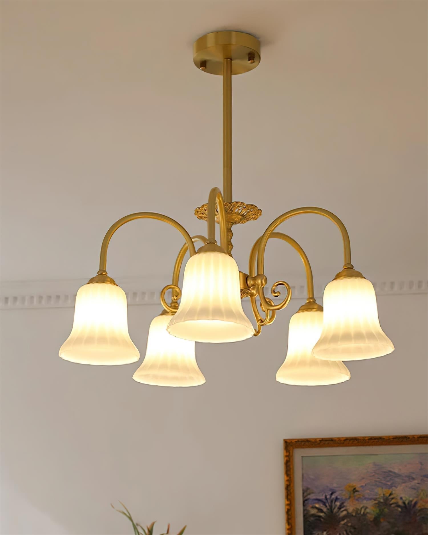 Lustre Avec Bras en Laiton et Abat-jour en Verre Blanc Opulent Luxe