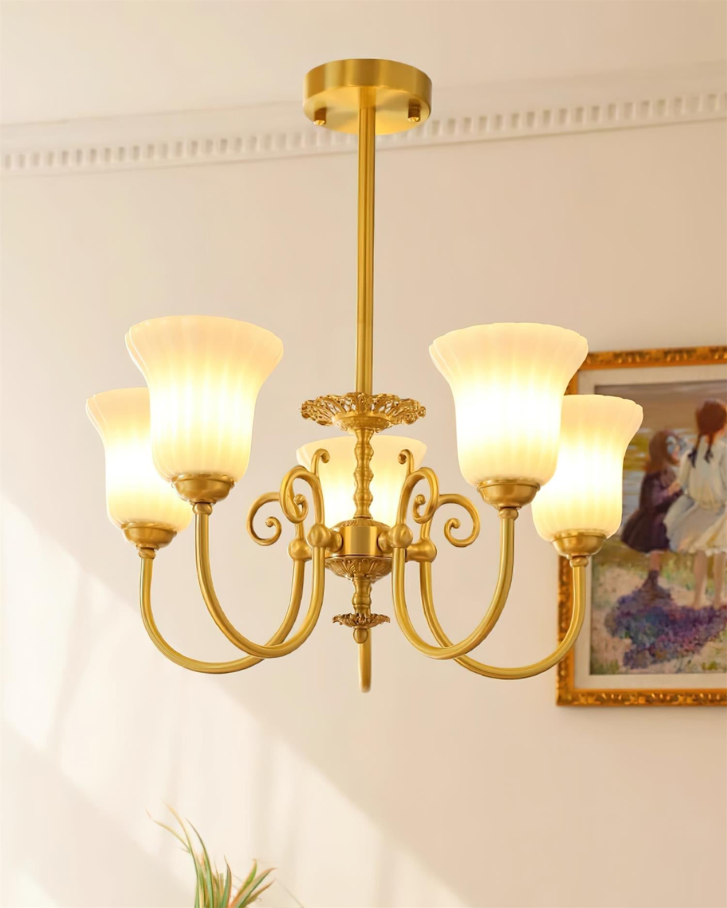 Lustre Avec Bras en Laiton et Abat-jour en Verre Blanc Opulent Luxe