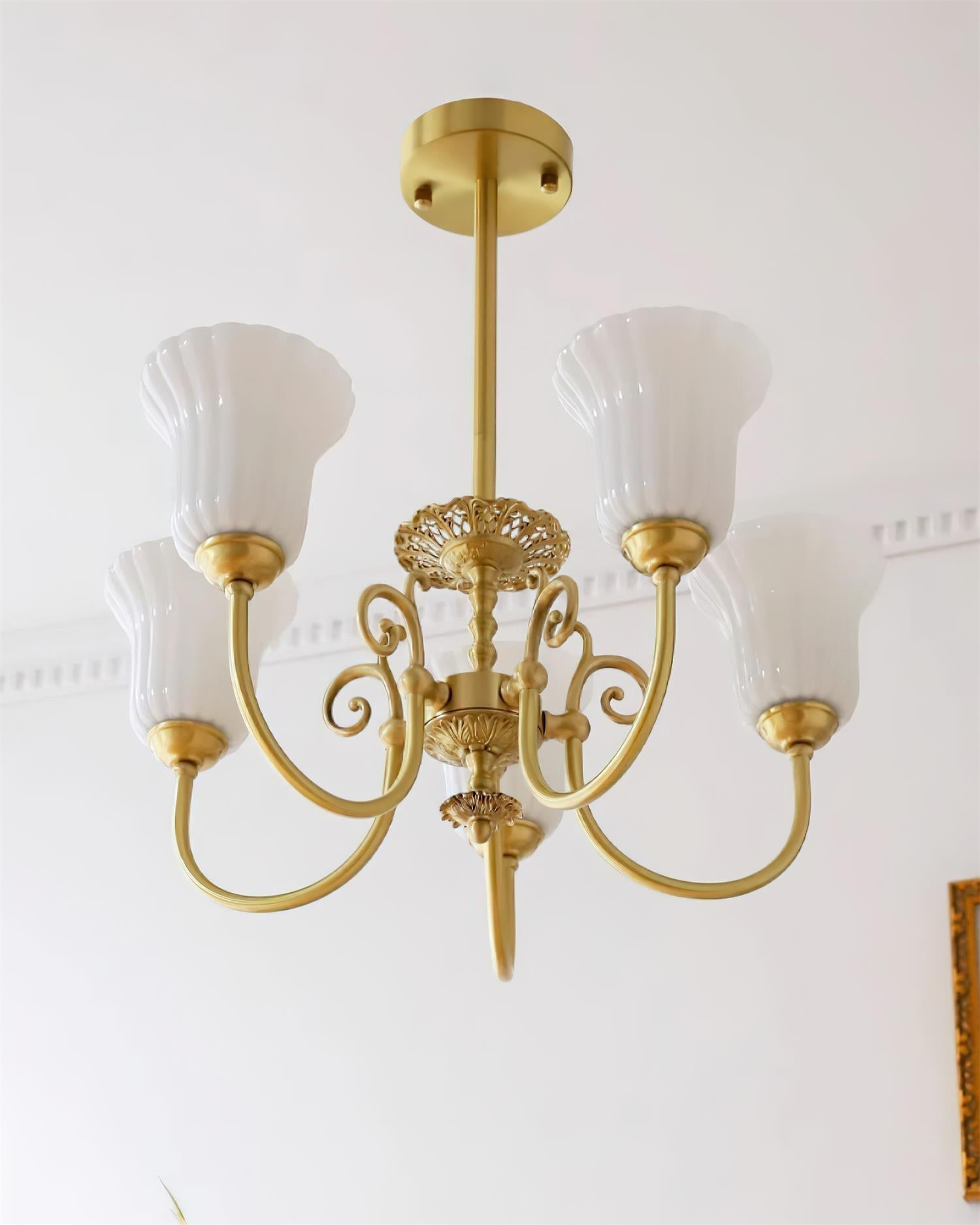 Lustre Avec Bras en Laiton et Abat-jour en Verre Blanc Opulent Luxe