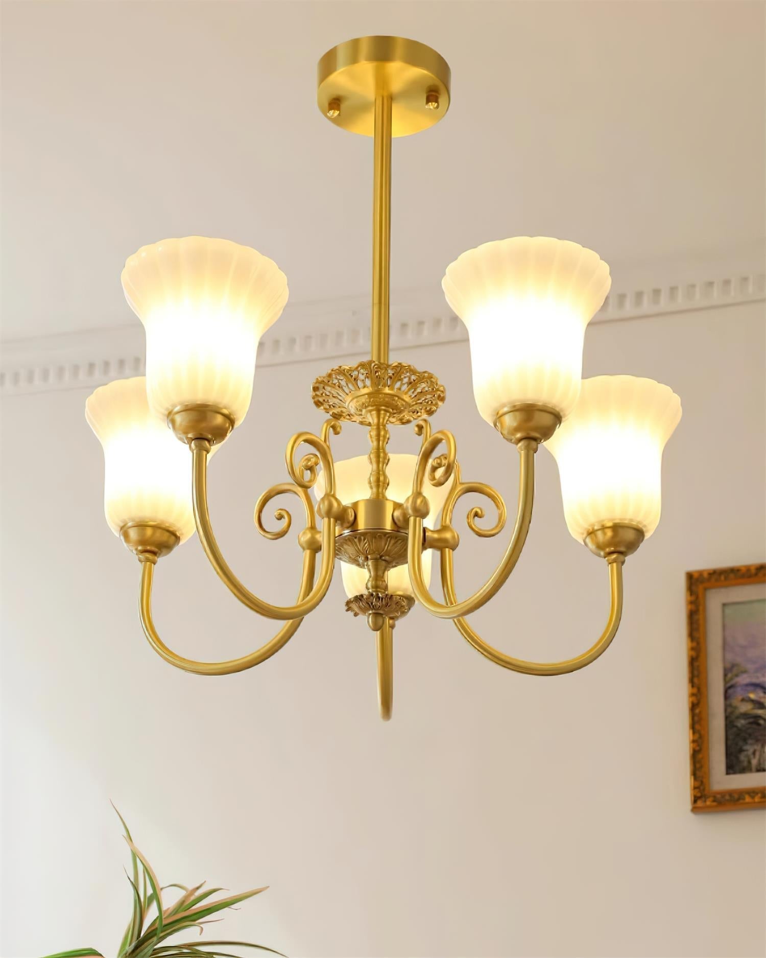 Lustre Avec Bras en Laiton et Abat-jour en Verre Blanc Opulent Luxe