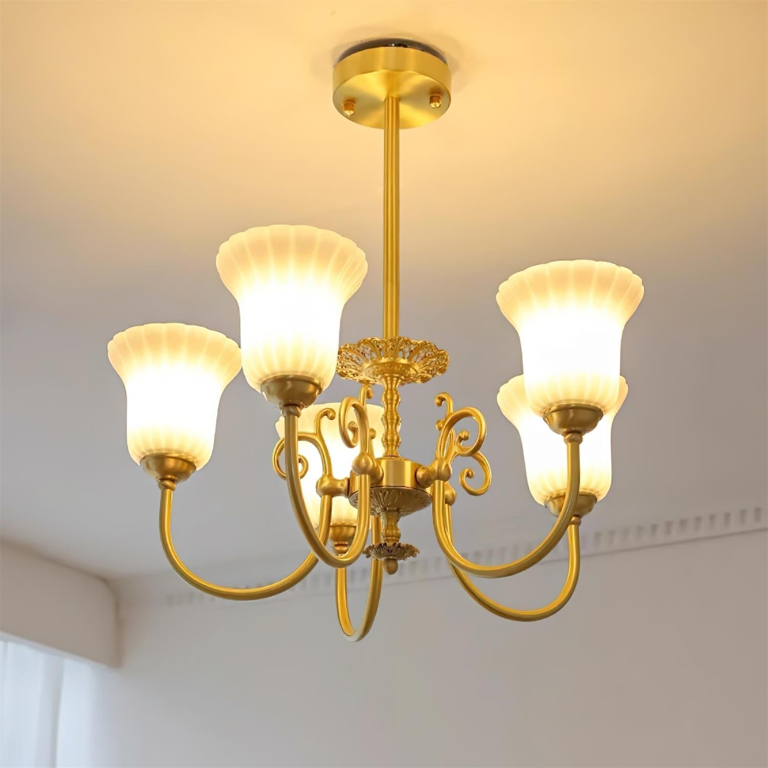 Lustre Avec Bras en Laiton et Abat-jour en Verre Blanc Opulent Luxe