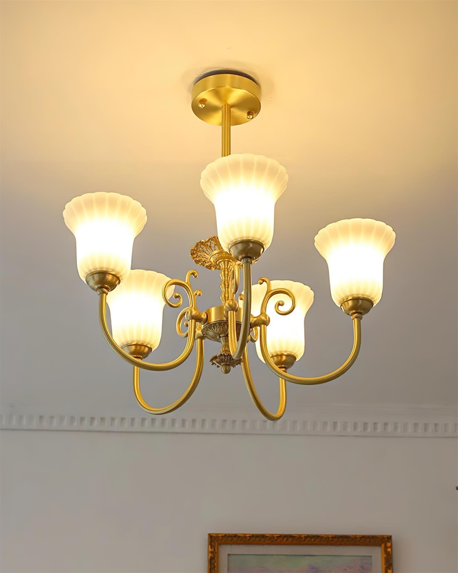 Lustre Avec Bras en Laiton et Abat-jour en Verre Blanc Opulent Luxe