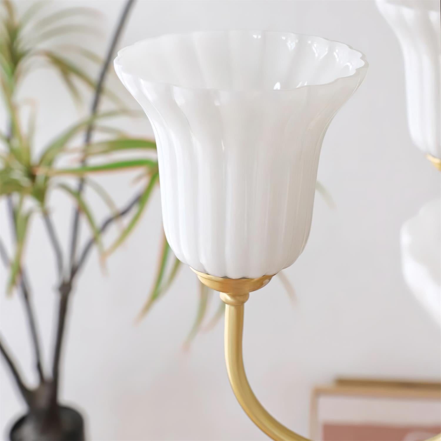 Lustre Avec Bras en Laiton et Abat-jour en Verre Blanc Opulent Luxe