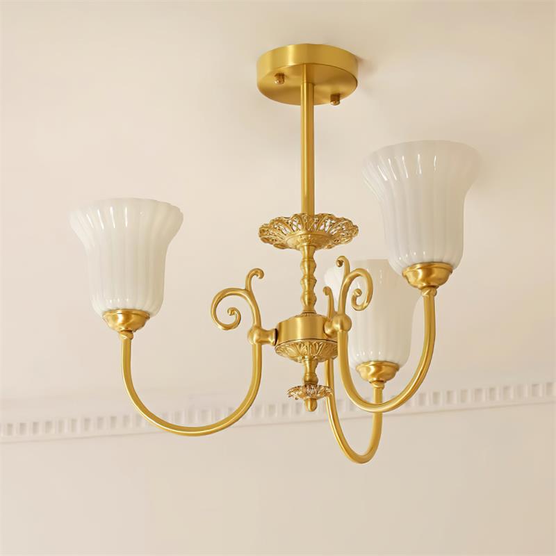 Lustre Avec Bras en Laiton et Abat-jour en Verre Blanc Opulent Luxe