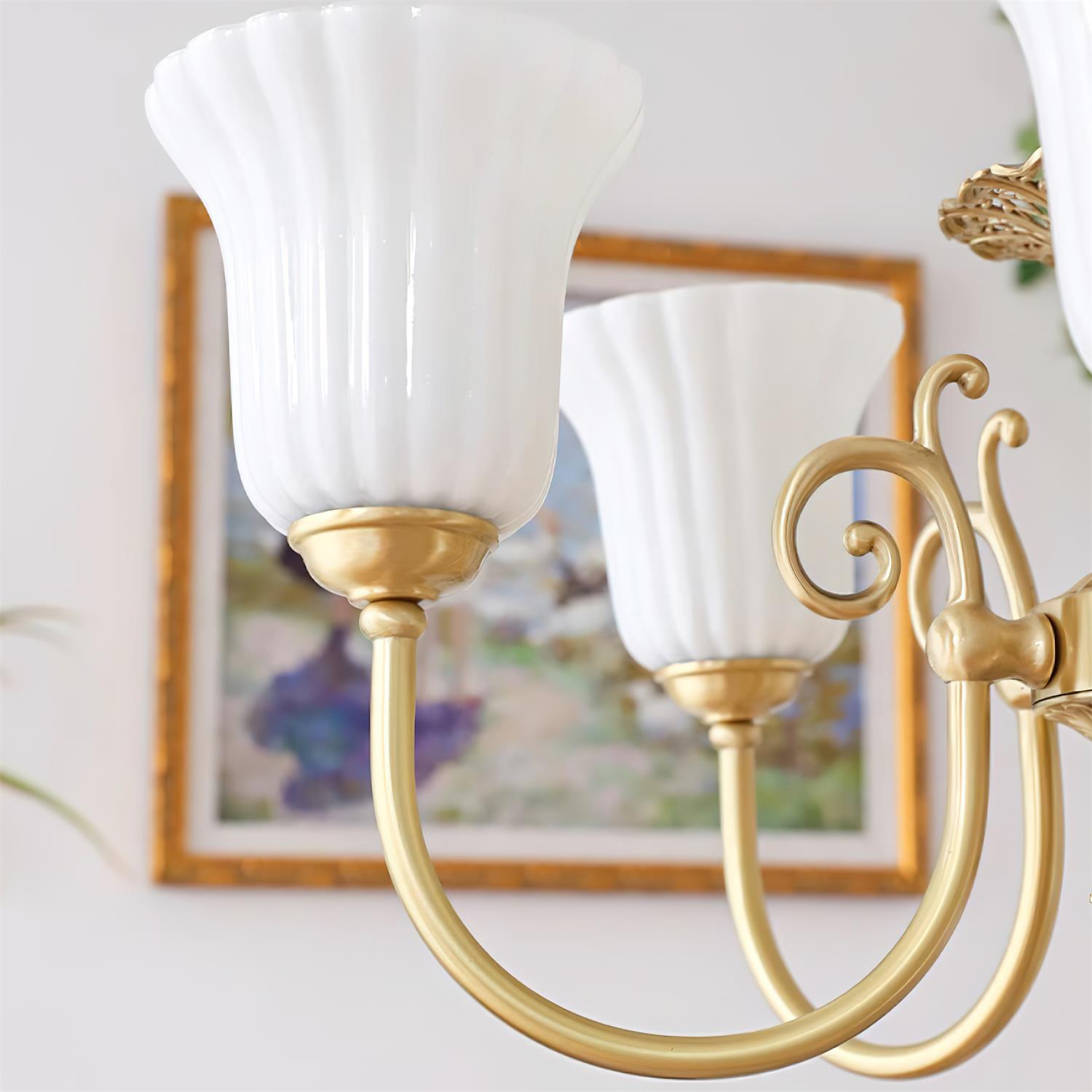 Lustre Avec Bras en Laiton et Abat-jour en Verre Blanc Opulent Luxe