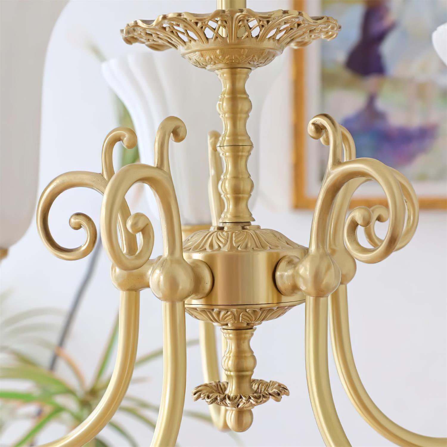 Lustre Avec Bras en Laiton et Abat-jour en Verre Blanc Opulent Luxe