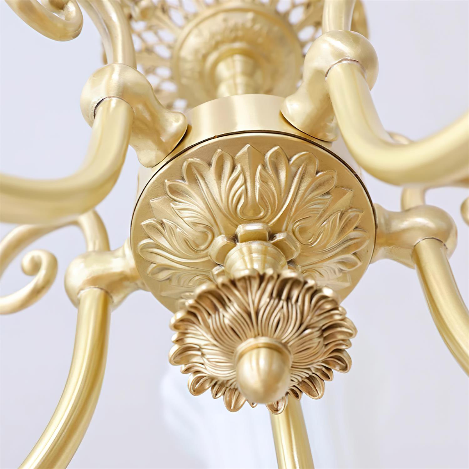 Lustre Avec Bras en Laiton et Abat-jour en Verre Blanc Opulent Luxe