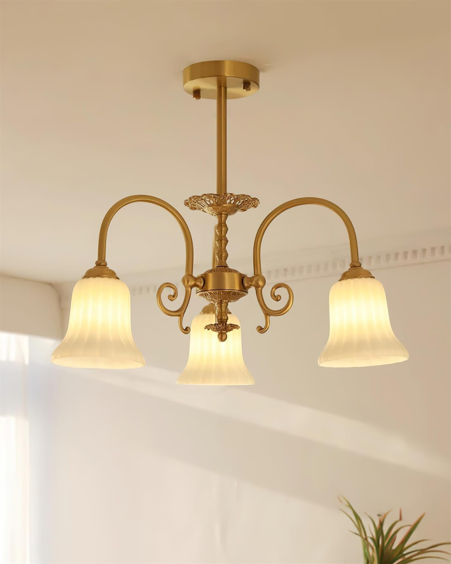 Lustre Avec Bras en Laiton et Abat-jour en Verre Blanc Opulent Luxe