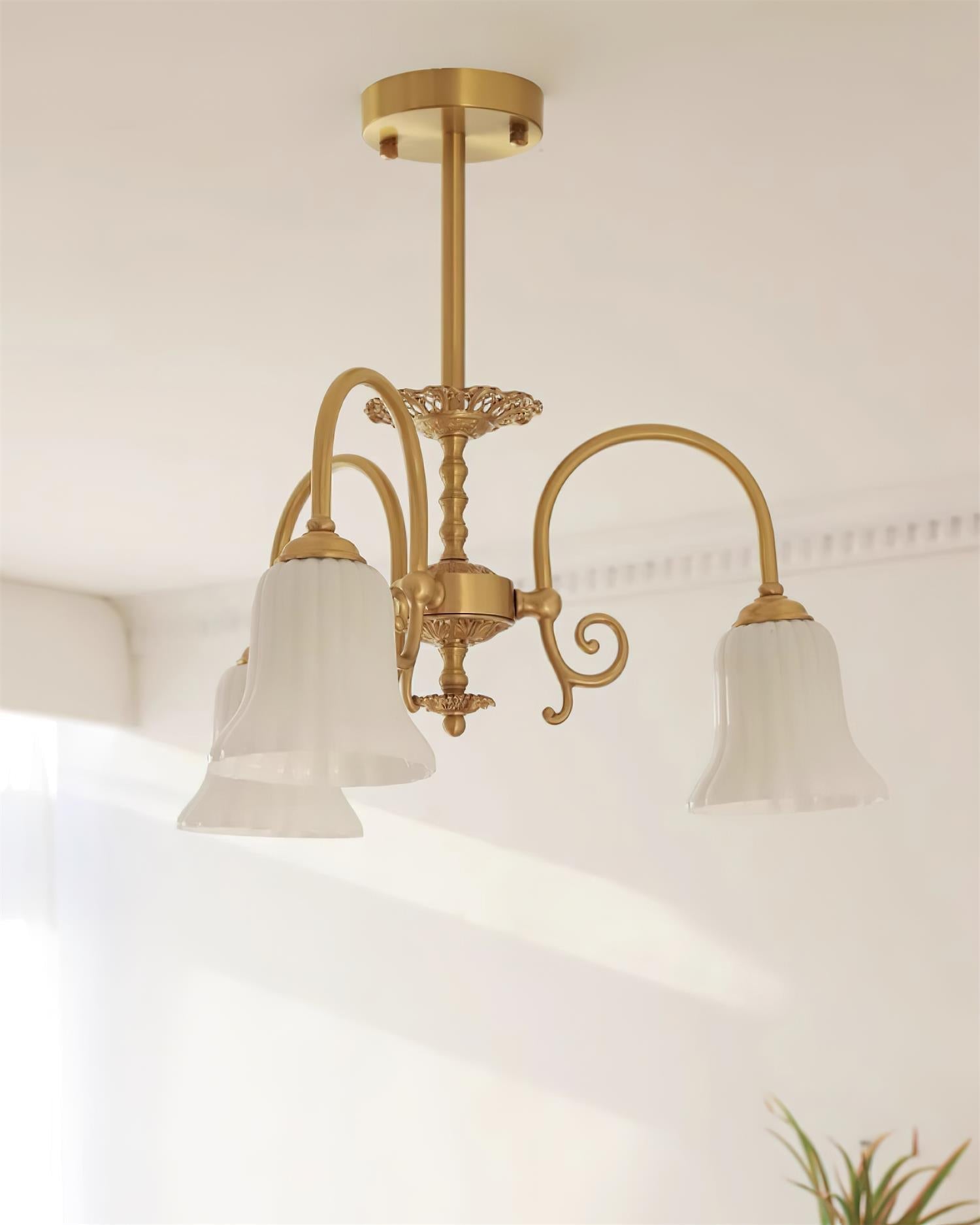 Lustre Avec Bras en Laiton et Abat-jour en Verre Blanc Opulent Luxe
