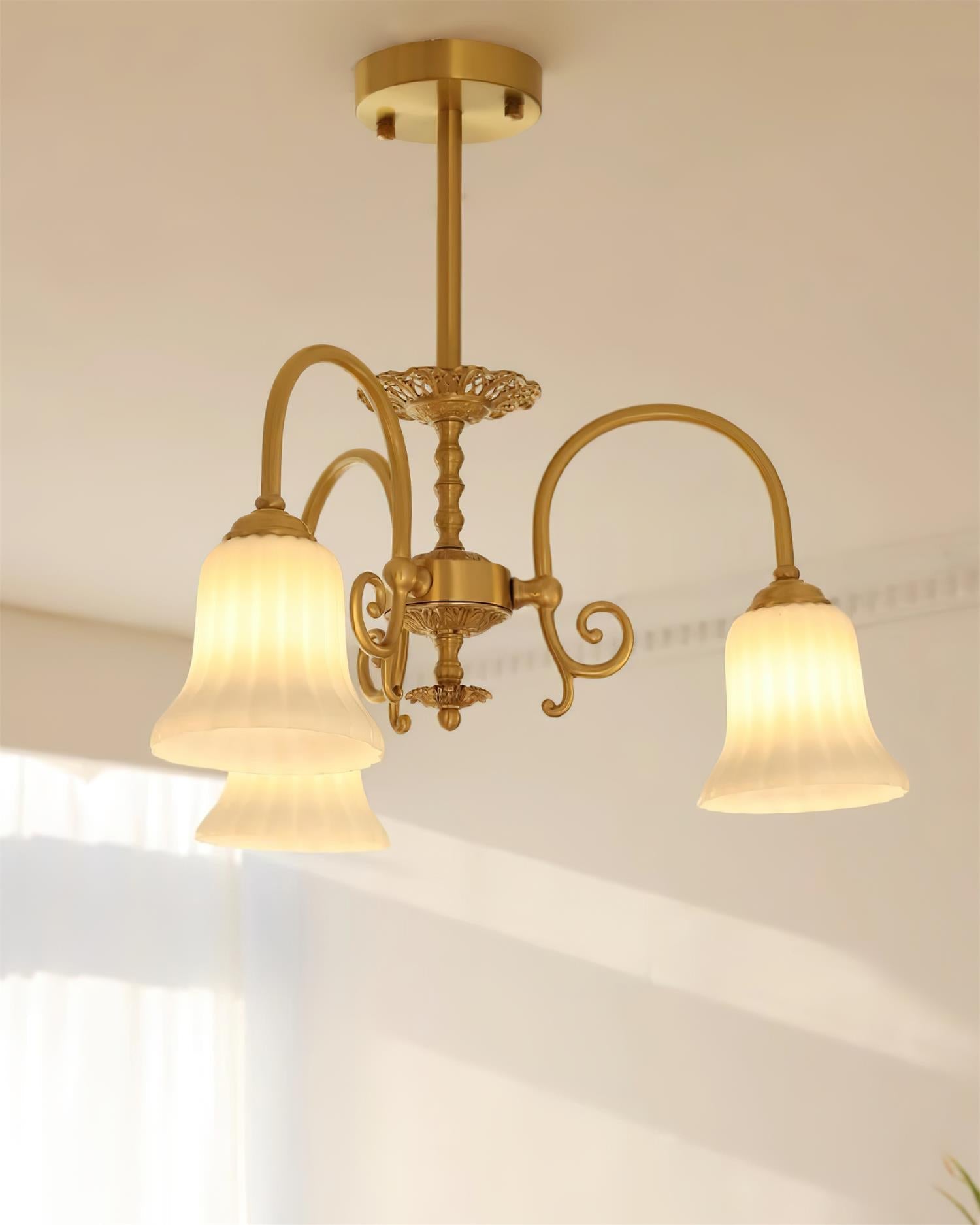 Lustre Avec Bras en Laiton et Abat-jour en Verre Blanc Opulent Luxe