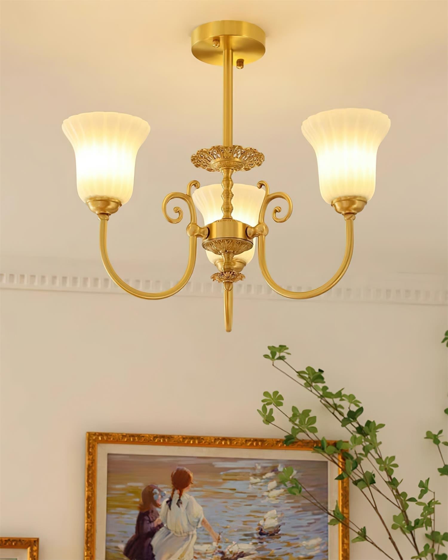 Lustre Avec Bras en Laiton et Abat-jour en Verre Blanc Opulent Luxe