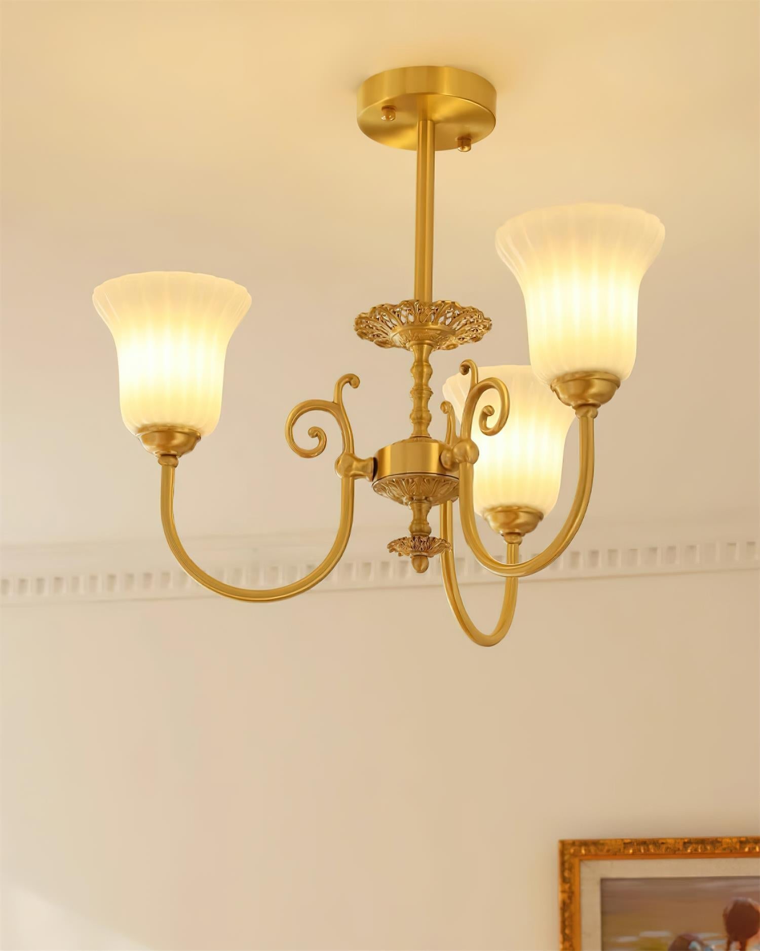 Lustre Avec Bras en Laiton et Abat-jour en Verre Blanc Opulent Luxe