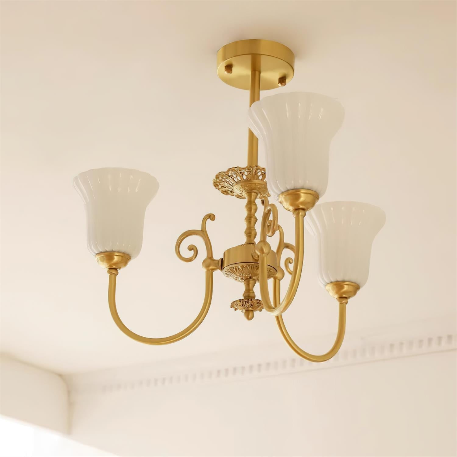 Lustre Avec Bras en Laiton et Abat-jour en Verre Blanc Opulent Luxe