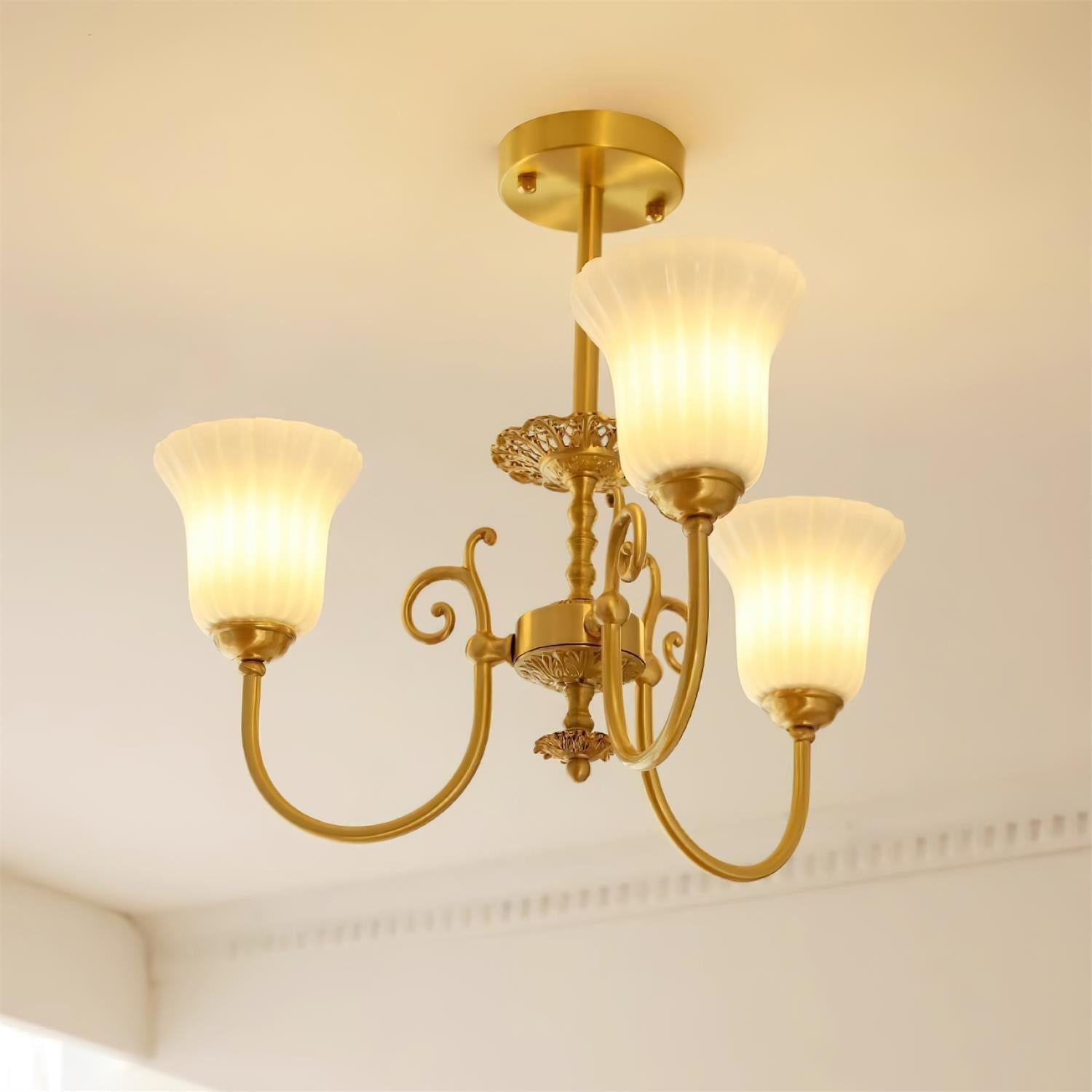 Lustre Avec Bras en Laiton et Abat-jour en Verre Blanc Opulent Luxe
