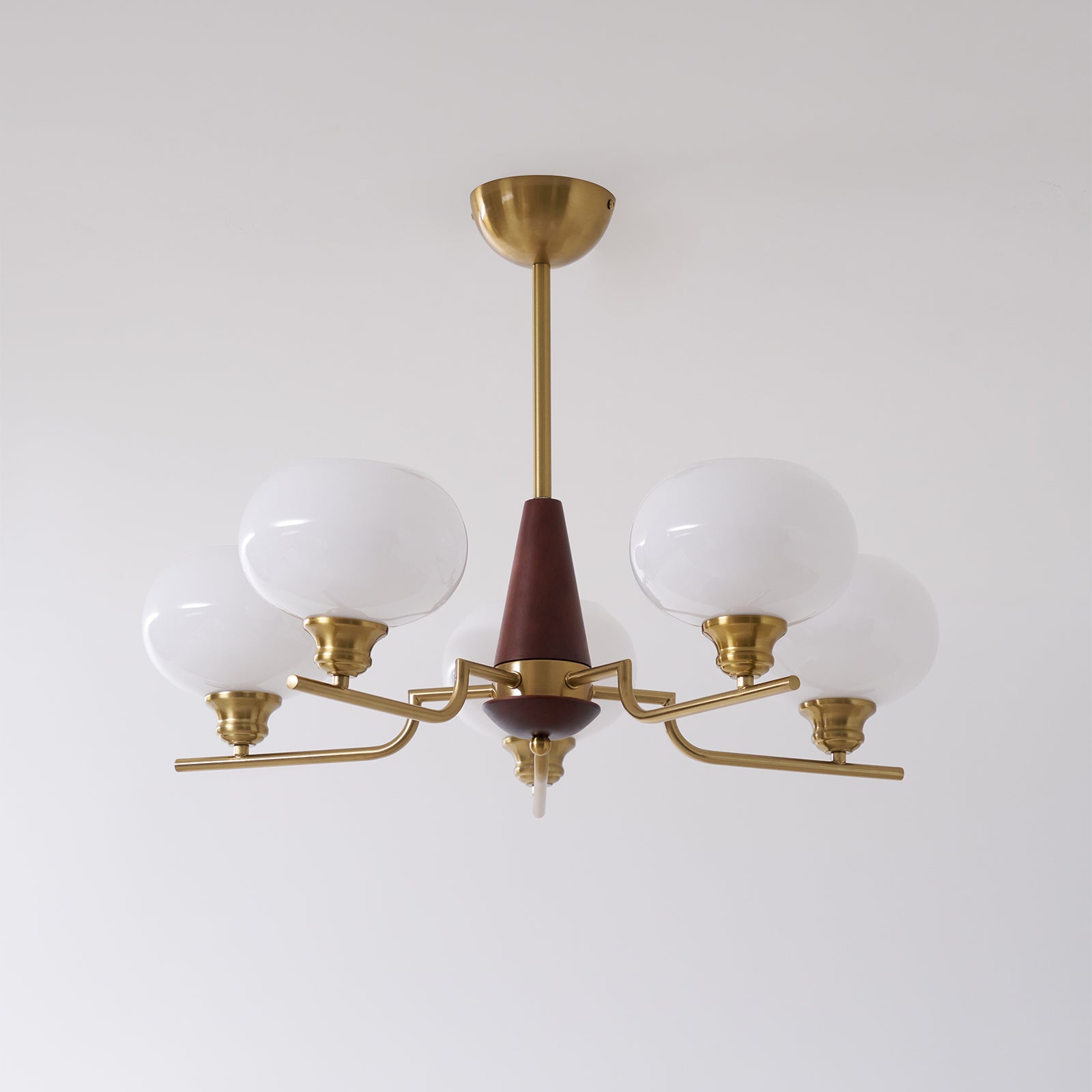 Lustra Lustre en Noyer avec Globes en Verre Opale