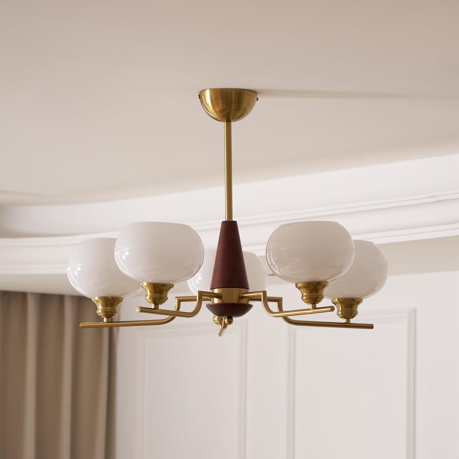 Lustra Lustre en Noyer avec Globes en Verre Opale