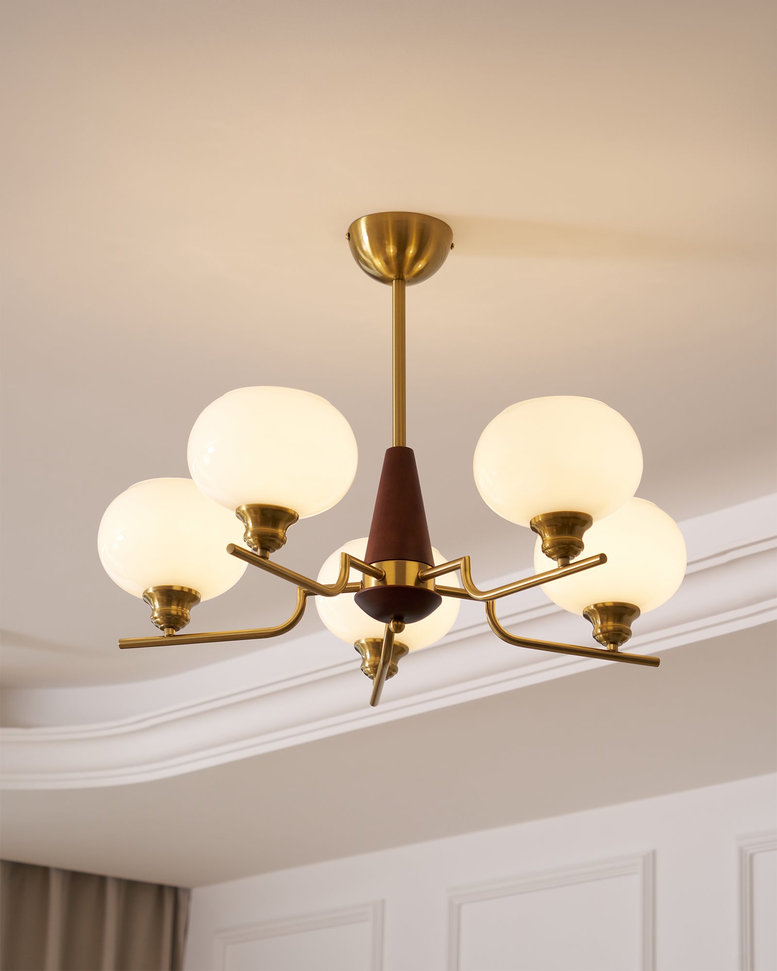 Lustra Lustre en Noyer avec Globes en Verre Opale