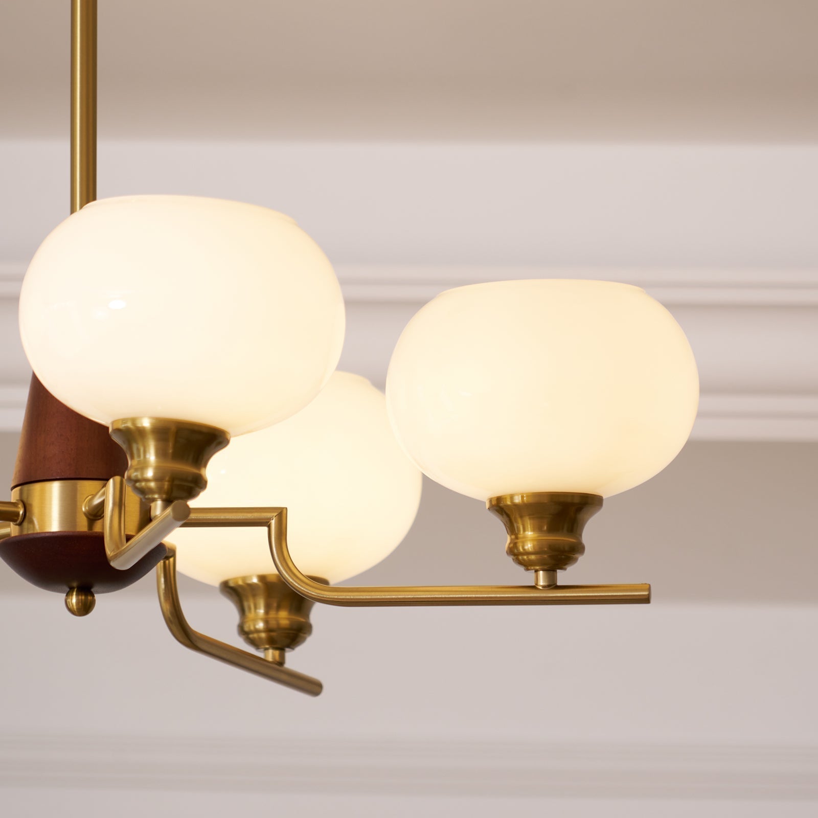 Lustra Lustre en Noyer avec Globes en Verre Opale