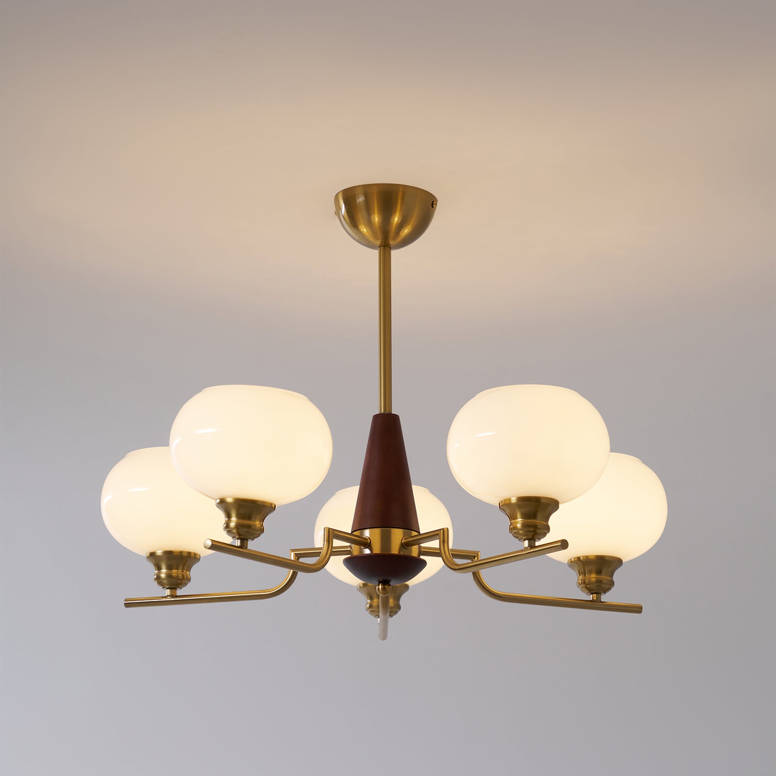 Lustra Lustre en Noyer avec Globes en Verre Opale
